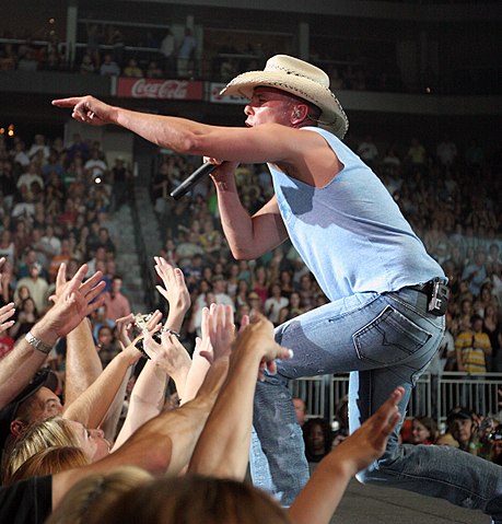 Who is Kenny Chesney’s girlfriend in 2023? Is he still dating Mary Nolan? 